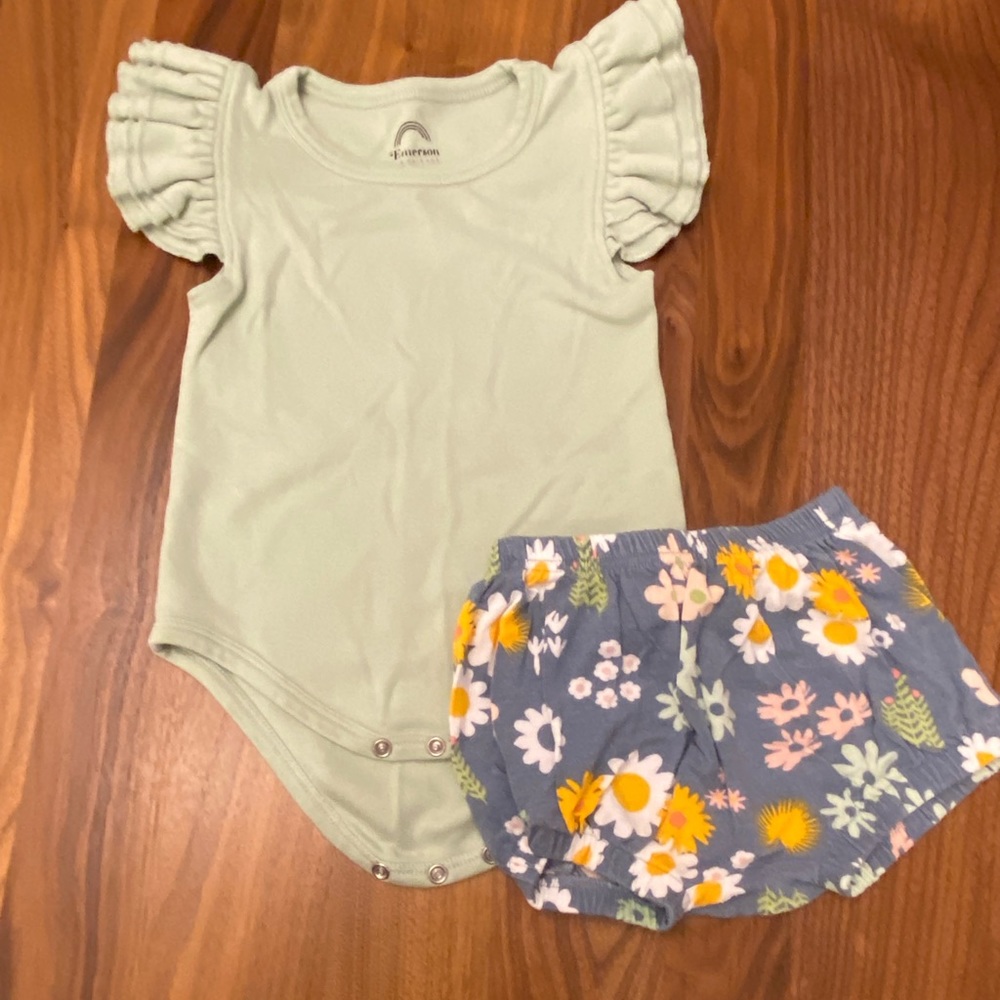 Emerson Sage flutter sleeve onesie with matching floral shorts, 6-12 month, EUC